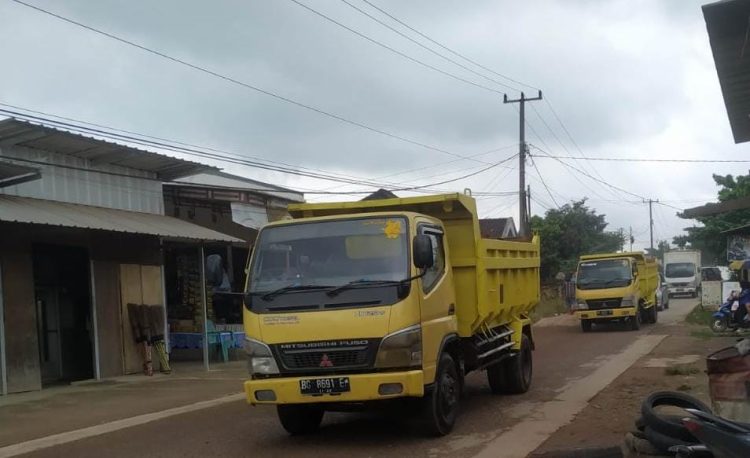 Truk pengangkut tanah bebas hilir mudik melewati Polsek dan permukiman padat penduduk