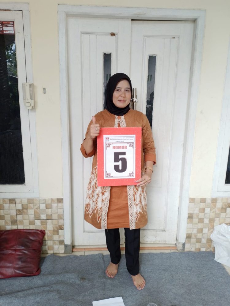 Putri M. Inung R. Cakra bernama IIN Nurhayati maju dalam Pemilihan Kepala Desa Kembang Kuning Periode 2023 - 2029 Kecamatan Klapanunggal Kabupaten Bogor Foto : Mitrapolri.com/OMRY