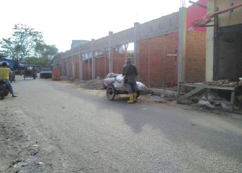 Bahu jalan yang terdapat di jalan rel kereta api tepatnya di samping Vihara atau Pekong menuju pasar Langsa berubah menjadi pembangunan kios permanen