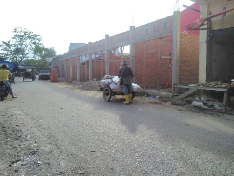 Bahu jalan yang terdapat di jalan rel kereta api tepatnya di samping Vihara atau Pekong menuju pasar Langsa berubah menjadi pembangunan kios permanen