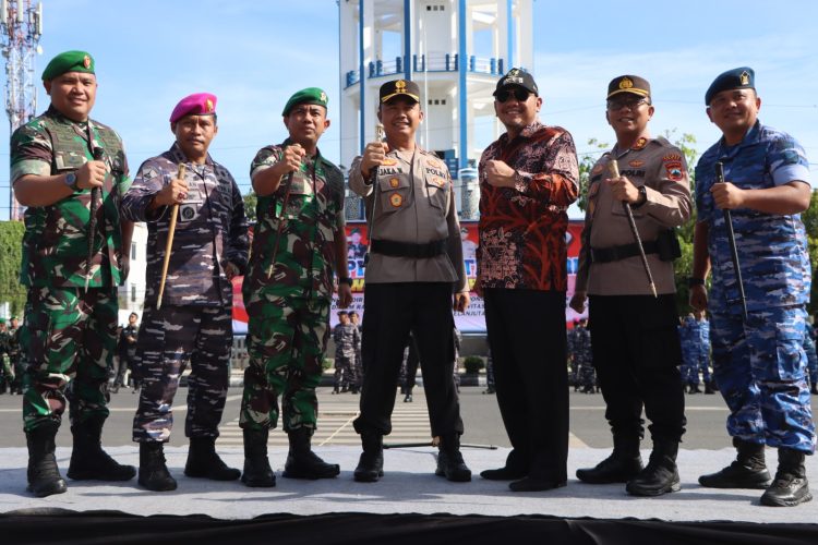Jajaran TNI-Polri di Kota dan Kabupaten Tegal melaksanakan apel bersama untuk memantapkan sinergitas aparat keamanan, kegiatan bertempat di jalan Pancasila Kawasan Alun-alun Kota Tegal, Selasa (7/3/2023)