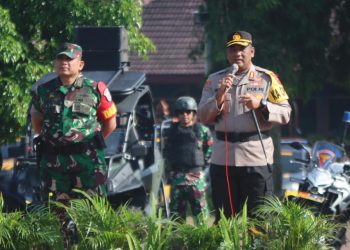 Pimpinan apel Dandim 0702 Purbalingga Letkol Infanteri Dipo Sabungan Lumban Gaol dan Kapolres Purbalingga AKBP Era Johny Kurniawan