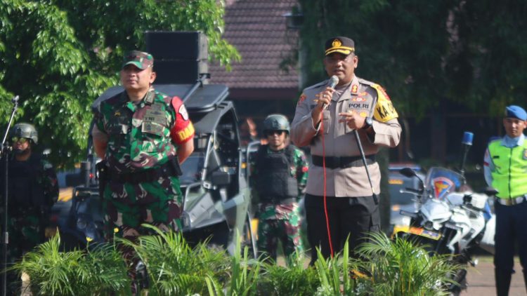 Pimpinan apel Dandim 0702 Purbalingga Letkol Infanteri Dipo Sabungan Lumban Gaol dan Kapolres Purbalingga AKBP Era Johny Kurniawan