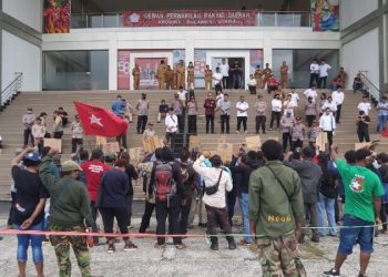 Puluhan personel Polresta Manado Polsek dan Jajaran, melaksanakan pengamanan aksi unjuk rasa yang di lakukan oleh Badan Pengurus Komite Nasional Papua Barat (KNPB)