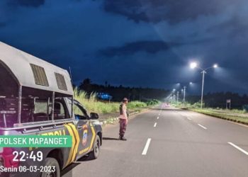 Personel Polsek Mapanget melakukan Patroli Silau Mata (siaga lampu biru di keramaian kota), Senin (6/3/2023) malam
