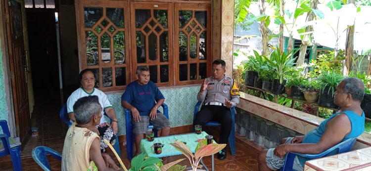 Bhabinkamtibmas) Kelurahan Kefamenanu Utara, Bripka. M Virmon, SH mendatangi warga binaannya di RT. 012 dan RT. 013, Kelurahan Kefamenanu Utara, Kecamatan Kota, Kabupaten TTU