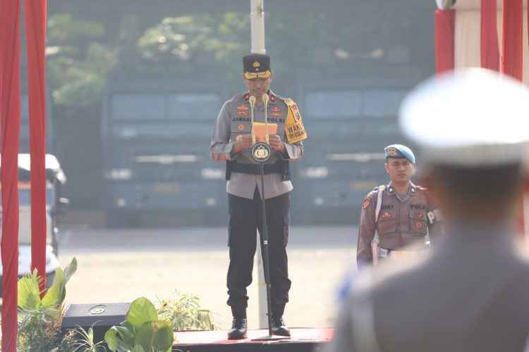 Wakapoda Sumut Brigjen Pol Drs. Jawari, S.H., M.H memberikan kata sambutan saat memimpin Apel dimulainya Operasi Keselamatan Toba 2023 di Lapangan Mapolda Sumut, Rabu (8/3/2023). (Foto Dok/ Polda Sumut)