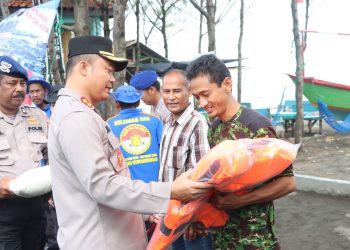Kapolres Tegal Kota saat memberikan life jacket atau rompi pelampung kepada anggota Pokdarwis dan Relawan SAR Arnavat Kota Tegal untuk membantu mengurangi resiko kecelakaan pada obyek wisata perairan