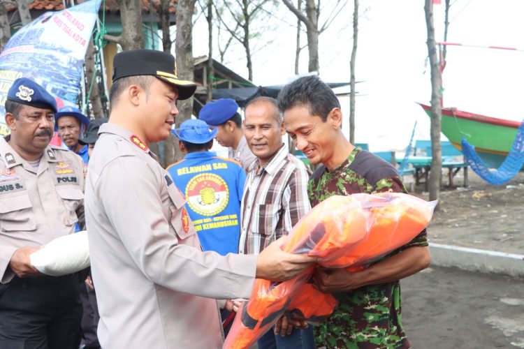 Kapolres Tegal Kota saat memberikan life jacket atau rompi pelampung kepada anggota Pokdarwis dan Relawan SAR Arnavat Kota Tegal untuk membantu mengurangi resiko kecelakaan pada obyek wisata perairan