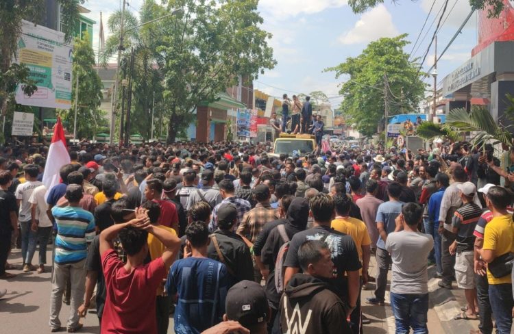 Ribuan massa kepung kantor Gubernur Sumatera Selatan (Sumsel), aksi demo yang melibatkan ribuan massa dari Kabupaten Musi Banyuasin (Muba)
