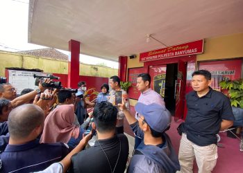 Kapolresta Banyumas Kombes Pol Edy Suranta Sitepu SIK, MH, kepada awak media di depan kantor Sat Reskrim Polresta Banyumas, Rabu siang (8/3/23)