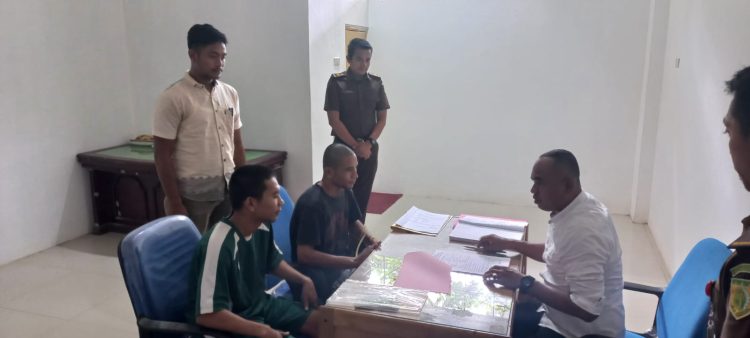 Sat Reskrim Polres Nagan Raya menyerahkan 4 orang tersangka, serta barang bukti tahap II ke JPU Kejari Suka Makmue, kerena telah terbukti melakukan illegal mining di Gampong Pante Ara Kecamatan Beutong