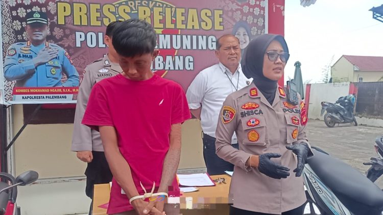 Kapolsek Kemuning AKP Shisca Agustina SIK MSi yang di dampingi Kanit Reskrim Polsek Kemuning Ipda Budianto SH saat pres rilis