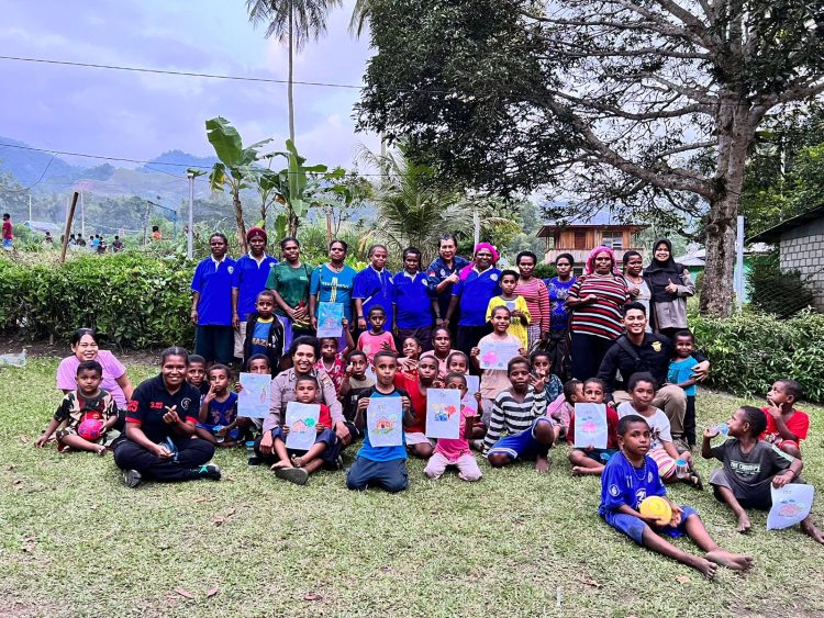 Gerakan baca tulis yang diajarkan langsung Srikandi Cycloop Polres Jayapura berlangsung di rumah Honai Gabus Papua Pintar Jalan Toladan Sentani Kab. Jayapura