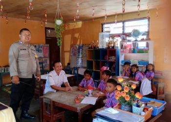 Bhabinkamtibmas Polresta Manado melaksanakan patroli sambang kepada pelajar Sekola Dasar