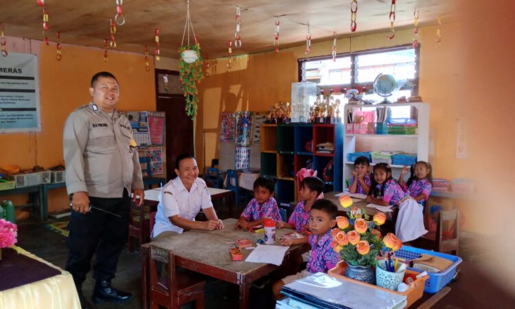 Bhabinkamtibmas Polresta Manado melaksanakan patroli sambang kepada pelajar Sekola Dasar
