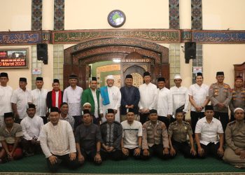 Wakapolda Sumut Brigjen Pol Drs. Jawari S.H., M.H foto bersama Jemaah Mesjid Raya Sepakat Mengkara No. 57 Kecamatan Medan Petisah Kota Medan usai lakukan Safari Subuh Jumat Berkah, Jumat (10/3/23). Foto Dok/ Polda Sumut)