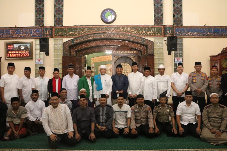 Wakapolda Sumut Brigjen Pol Drs. Jawari S.H., M.H foto bersama Jemaah Mesjid Raya Sepakat Mengkara No. 57 Kecamatan Medan Petisah Kota Medan usai lakukan Safari Subuh Jumat Berkah, Jumat (10/3/23). Foto Dok/ Polda Sumut)