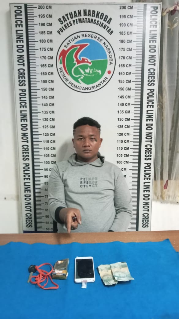 Hotman Rodame Purba (23) ditangkap Satuan Narkoba Polres Pematangsiantar di Parkiran Siantar Hotel Jalan W R Supratman, Kelurahan Proklamasi, Kecamatan Siantar Barat, Kota Pematangsiantar, Rabu (08/03/2023)