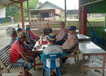 Kegiatan Jumat Curhat antara Kapolsek Sawang, Iptu Ade Chandra, SH, MH dengan masyarakat di Warung Kopi Desa Kubu, Kec Sawang, Kab Aceh Utara, Jumat (10/03/2023)