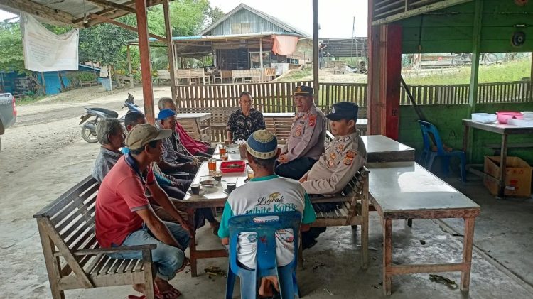 Kegiatan Jumat Curhat antara Kapolsek Sawang, Iptu Ade Chandra, SH, MH dengan masyarakat di Warung Kopi Desa Kubu, Kec Sawang, Kab Aceh Utara, Jumat (10/03/2023)