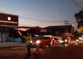 Personel Polresta Manado melaksanakan patroli Silau Mata (Siaga lampu biru di keramaian kota) di seputar Jalan di wilayah hukum Polresta Manado, Kamis (9/11/2022) malam