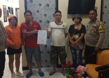Bhabinkamtibmas Polresta Manado menghadirkan kedua belah pihak kakak beradik yang berseteru di Kelurahan Paniki Bawa Lingkungan VI Kecamatan Mapanget