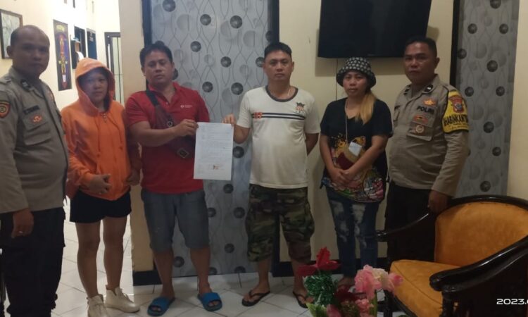 Bhabinkamtibmas Polresta Manado menghadirkan kedua belah pihak kakak beradik yang berseteru di Kelurahan Paniki Bawa Lingkungan VI Kecamatan Mapanget