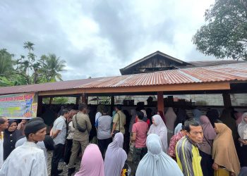 Penjabat (Pj) Bupati Nagan Raya, Fitriany Farhas, AP, S.Sos., M.Si meninjau pelaksanaan pasar murah/operasi pasar di Desa Blang Ara, Kecamatan Seunagan Timur
