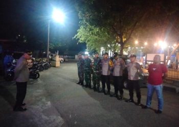 Personel Polsek Dewantara, Polres Lhokseumawe menggelar patroli gabungan bersama anggota Koramil