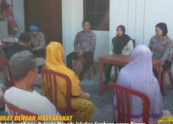 Bhabinkamtibmas menyampaikan pesan – pesan kamtibmas agar dapat menjaga keamanan dan ketertiban masyarakat di lingkungan masing masing