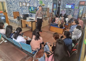 Kanit Regident Satlantas Polres Pematangsiantar Ipda Muhammad Faizal S.Tr.K, Sosialisasikan Ops Keselamatan Toba 2023 kepada masyarakat pemohon SIM