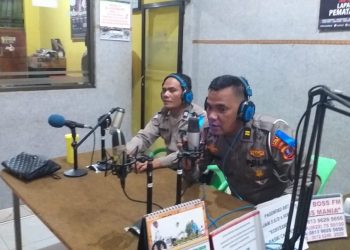 Personel Satlantas Pematangsiantar laksanakan sosialisasikan dan edukasi keselamatan berlalulintas melalui Siaran Radio, di Studio Radio BOS FM 102,8