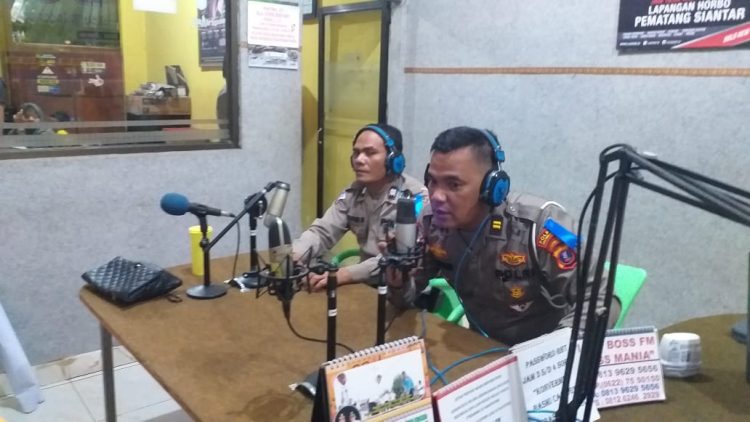 Personel Satlantas Pematangsiantar laksanakan sosialisasikan dan edukasi keselamatan berlalulintas melalui Siaran Radio, di Studio Radio BOS FM 102,8