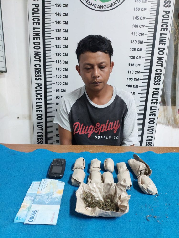 Herman Silalahi (32) berhasil diringkus personel Sat Narkoba Polres Pematangsiantar, di Jalan Mangga, Kelurahan Parhorasan Nauli, Kecamatan Siantar Marihat, Kota Pematangsiantar, Rabu (08/03/2023)