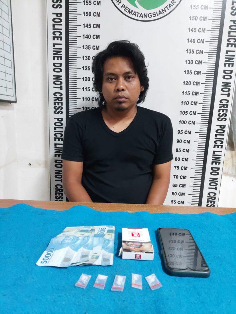 Elieser (32) ditangkap personel Sat Narkoba Polres Pematangsiantar di Jalan Mangga, Kelurahan Parhorasan Nauli, Kecamatan Siantar Marihat, Kota Pematangsiantar, Rabu (08/03/2023) malam sekira pukul 22.30 Wib