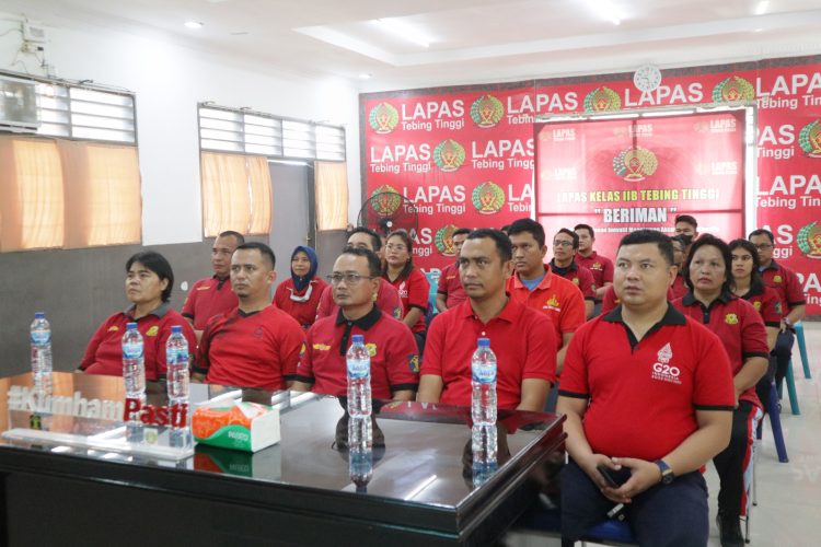 Kalapas Kelas IIB Tebing Tinggi Anton Setiawan bersama pejabat struktural dan staf mengikuti kegiatan pembukaan Pekan Olahraga Pemasyarakatan dalam rangka memeriahkan hari bhakti Pemasyarakatan ke-59 tahun 2023