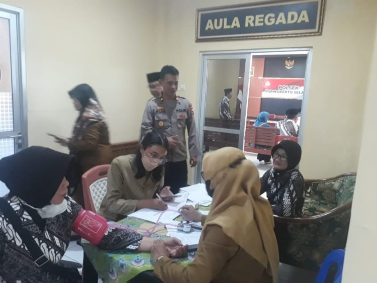 Sebanyak 35 Purnawirawan Polri atau pensiunan polisi mengikuti vaksinasi Covid-19 yang digelar petugas Kesehatan Puskesmas Kecamatan Purwokerto Selatan