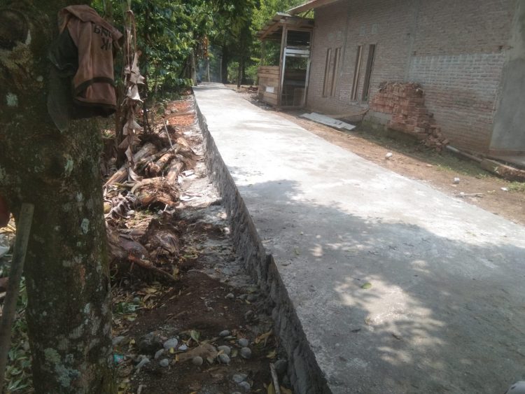 Pekerjaan Proyek Rabat Beton di samping Balai Pekon/Desa Campang tiga, Kecamatan kota agung