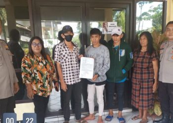 Personel Polsek Mapanget telah menyelesaikan masalah (Problem Solving) antara lelaki AP dan lelaki RT, Minggu (12/3/2023)