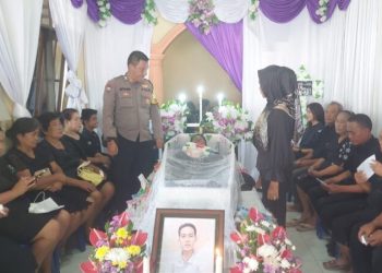 Bhabinkamtibmas Polsek Tuminting, melaksanakan sambang duka ke rumah warga yang meninggal dunia, Senin (12/03/2023)