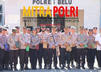 Kapolres Belu, AKBP. Yosep Krisbiyanto, S.I.K, Wakapolres Belu, KOMPOL. I Putu Surawan, S.IP serta para peserta apel lainnya baik Perwira, Brigadir dan ASN Polri, menggunakan tas selempang motif tenunan yang berasal dari berbagai kabupaten yang ada di NTT