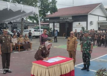 Upacara serah terima jabatan (sertijab) itu dipimpin langsung Kajari OKI Dicky Darmawan SH, disaksikan para tamu undangan yang hadir serta staf dan PJU Kejari OKI