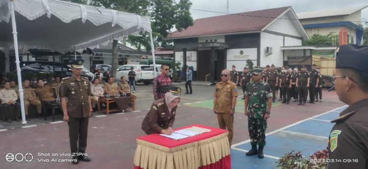 Upacara serah terima jabatan (sertijab) itu dipimpin langsung Kajari OKI Dicky Darmawan SH, disaksikan para tamu undangan yang hadir serta staf dan PJU Kejari OKI