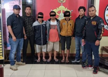 Penangkapan 3 (tiga) pria dewasa diduga melakukan tindak pidana memanen, memungut hasil hutan didalam hutan tanpa memiliki hak atau persetujuan dari pejabat yang berwenang