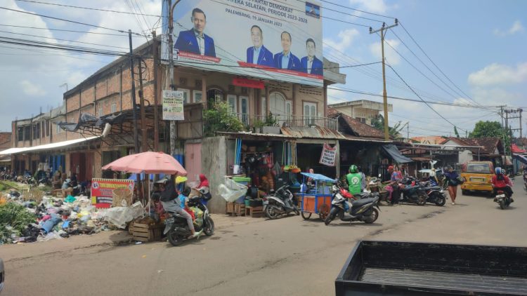 Puluhan Pedagang yang berjualan di kawasan Pasar Haji Muslim tepatnya dijalan turunan Jembatan Musi 6 yang berada di Kelurahan II Ulu Kecamatan Seberang Ulu I