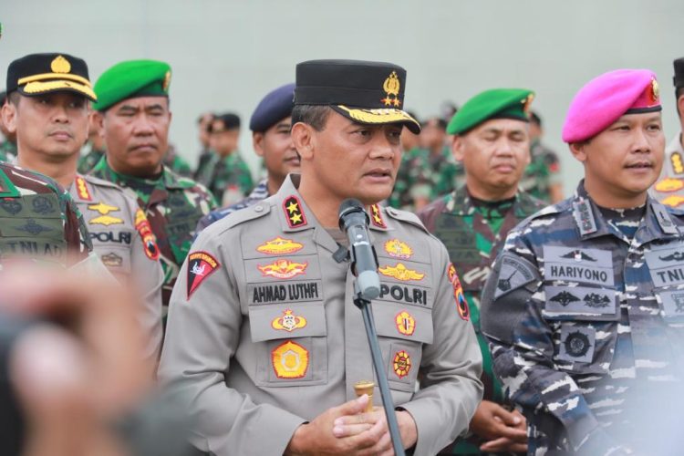 Pangdam IV / Diponegoro Mayjen TNI Widi Prasetijono dan Kapolda Jawa Tengah Irjen Pol Ahmad Luthfi memimpin apel bersama TNI - Polri Jawa Tengah tahun 2023