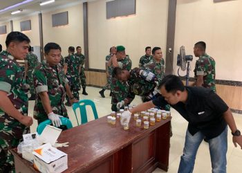 Puluhan prajurit TNI yang bertugas di Komando Distrik Militer (Kodim) 0103/Aceh Utara menjalani tes urine secara mendadak dan random (acak)