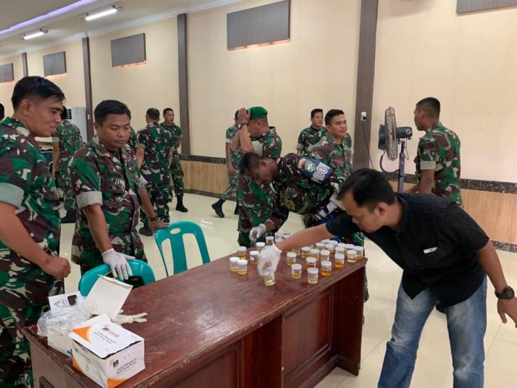Puluhan prajurit TNI yang bertugas di Komando Distrik Militer (Kodim) 0103/Aceh Utara menjalani tes urine secara mendadak dan random (acak)