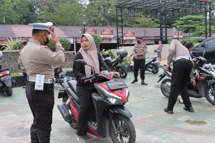 Edukasi tertib berlalulintas dalam rangka operasi keselamatan toba tahun 2023 bertempat di Jalan Merdeka, Kelurahan Proklamasi, Kecamatan Siantar Barat, Kota Pematangsiantar, Selasa (14/03/2023)